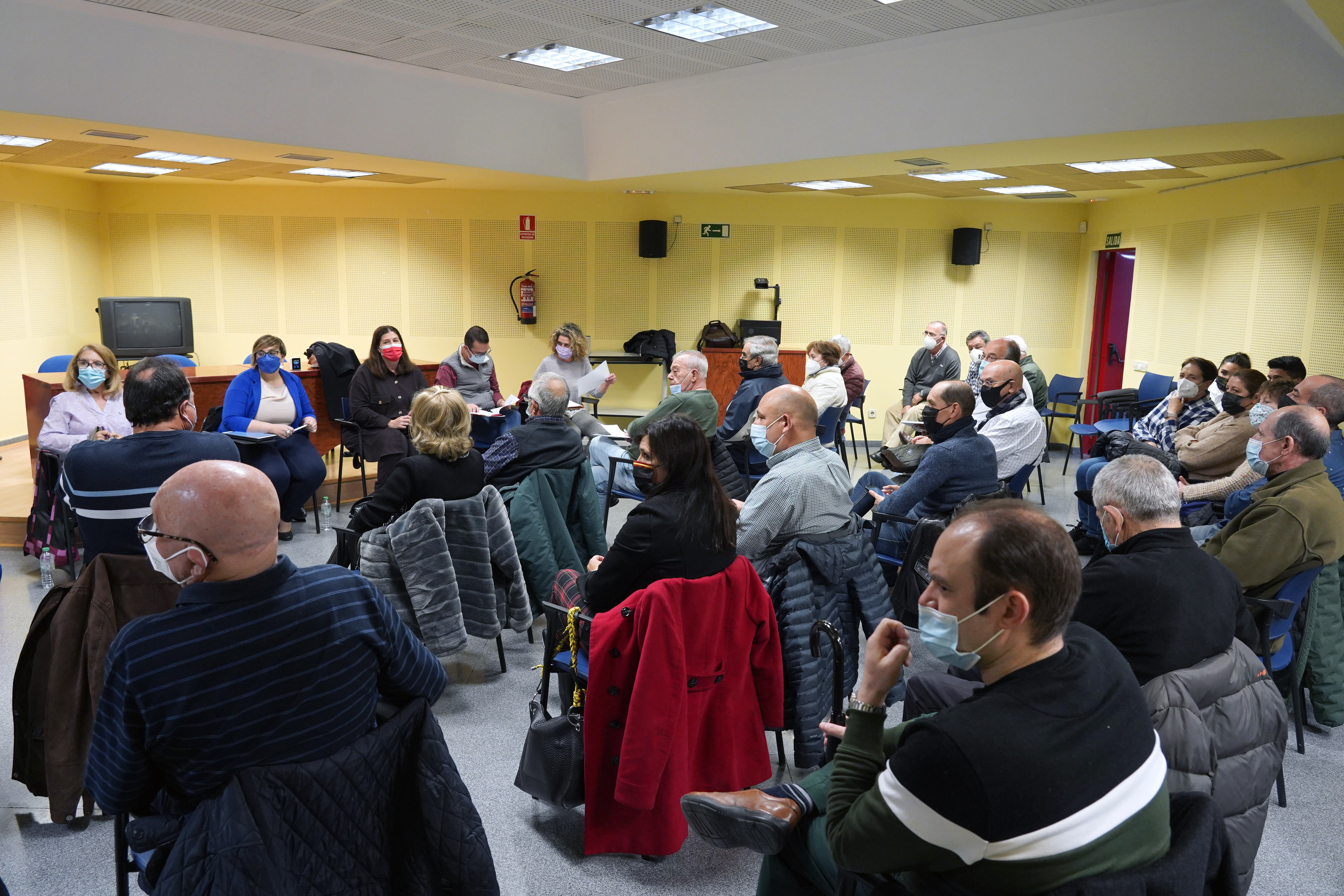 Texto Alternativo: La Alcaldesa se reúne con vecinos de la Junta de Distrito 1 para escuchar sus propuestas para mejorar Móstoles