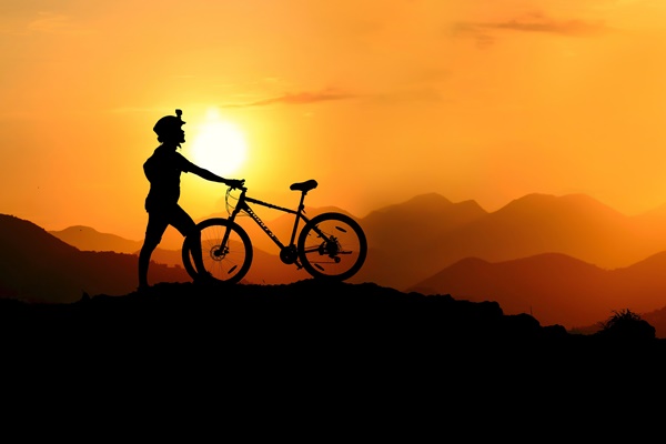 Texto Alternativo: Ruta en bicicleta de montaña por La Morcuera y visita por los castillos mudéjares, alternativas de ocio para adolescentes y familias de Móstoles