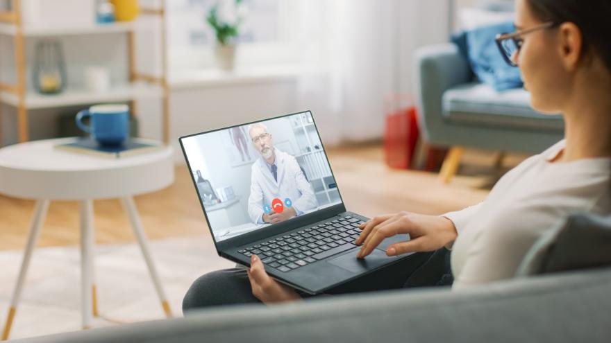 Texto Alternativo: La Comunidad de Madrid incorpora seis nuevos hospitales públicos al sistema de videoconsultas con especialistas