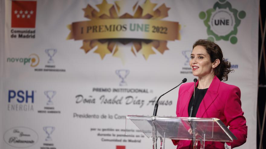 Texto Alternativo: Díaz Ayuso recibe el Premio Institucional de la Asociación Unión de Nuevos Empresarios UNE 2022