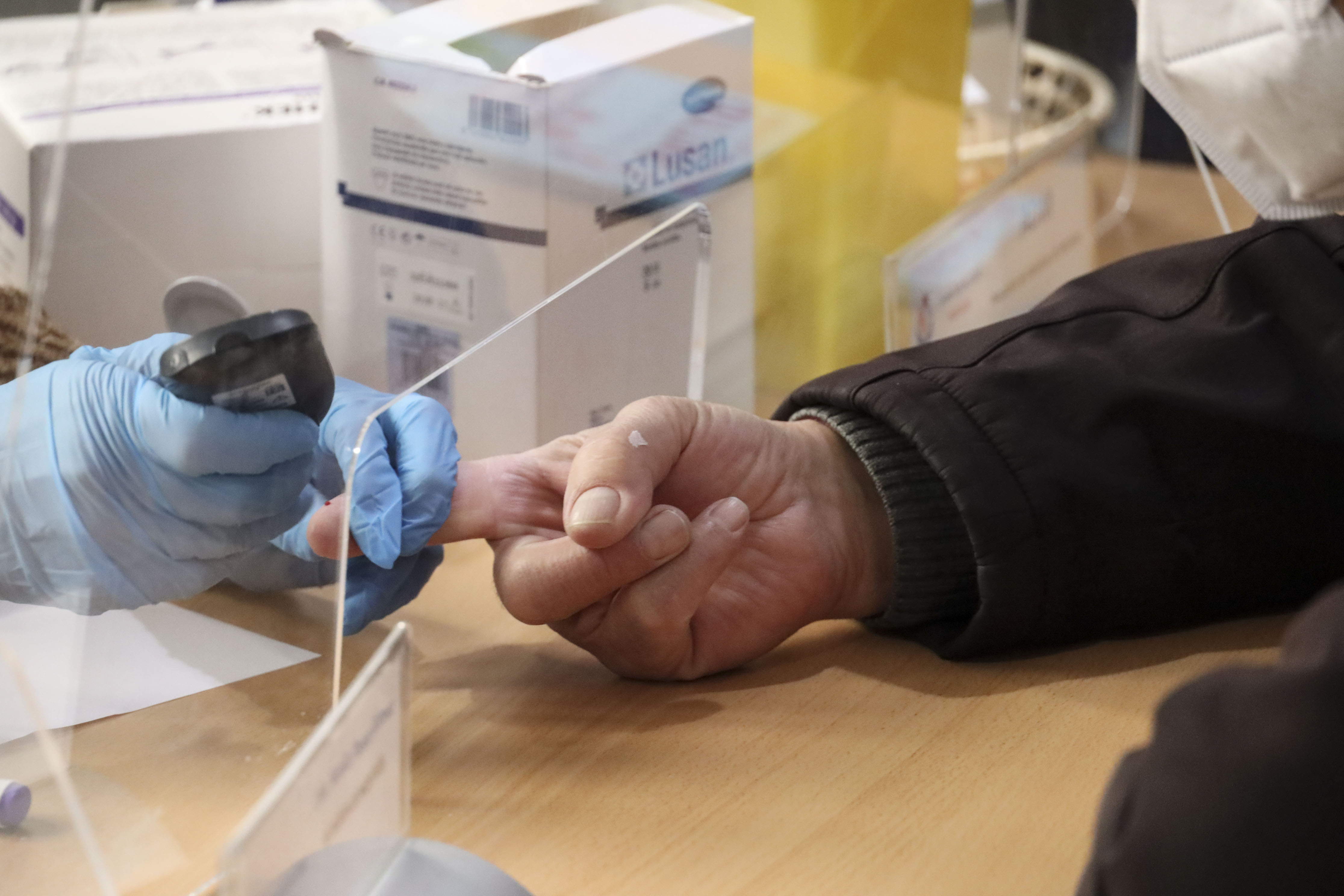 Texto Alternativo: La Asociación de Diabéticos de Móstoles realiza pruebas de tensión ocular y control de glucemia dentro de la XI Semana de la Salud