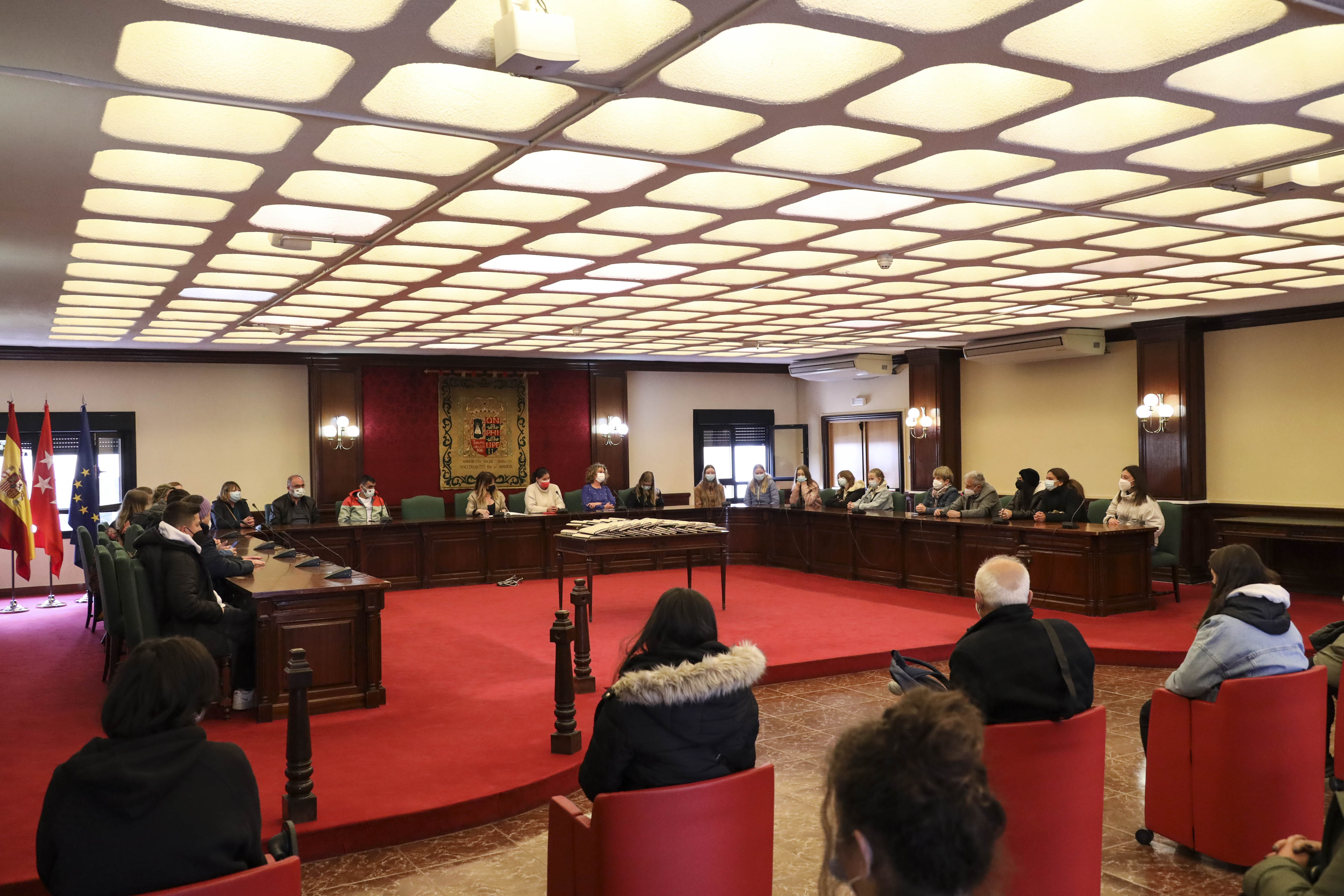 Texto Alternativo: Alumnos de 5 países participantes en el programa ERASMUS+ No Place like school visitan el Ayuntamiento de Móstoles