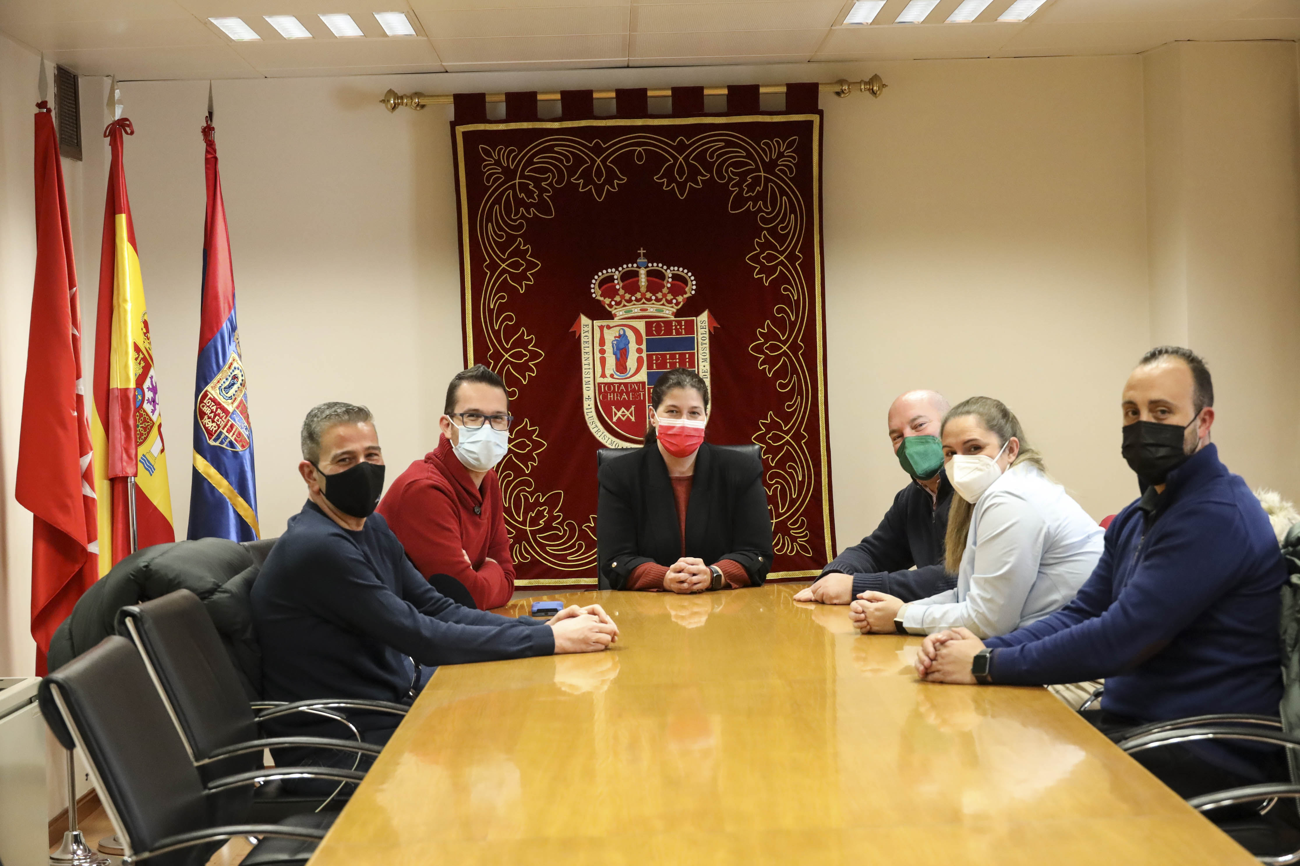 Texto Alternativo: La Alcaldesa de Móstoles recibe a la nueva comisión ejecutiva de la Federación de Peñas del municipio
