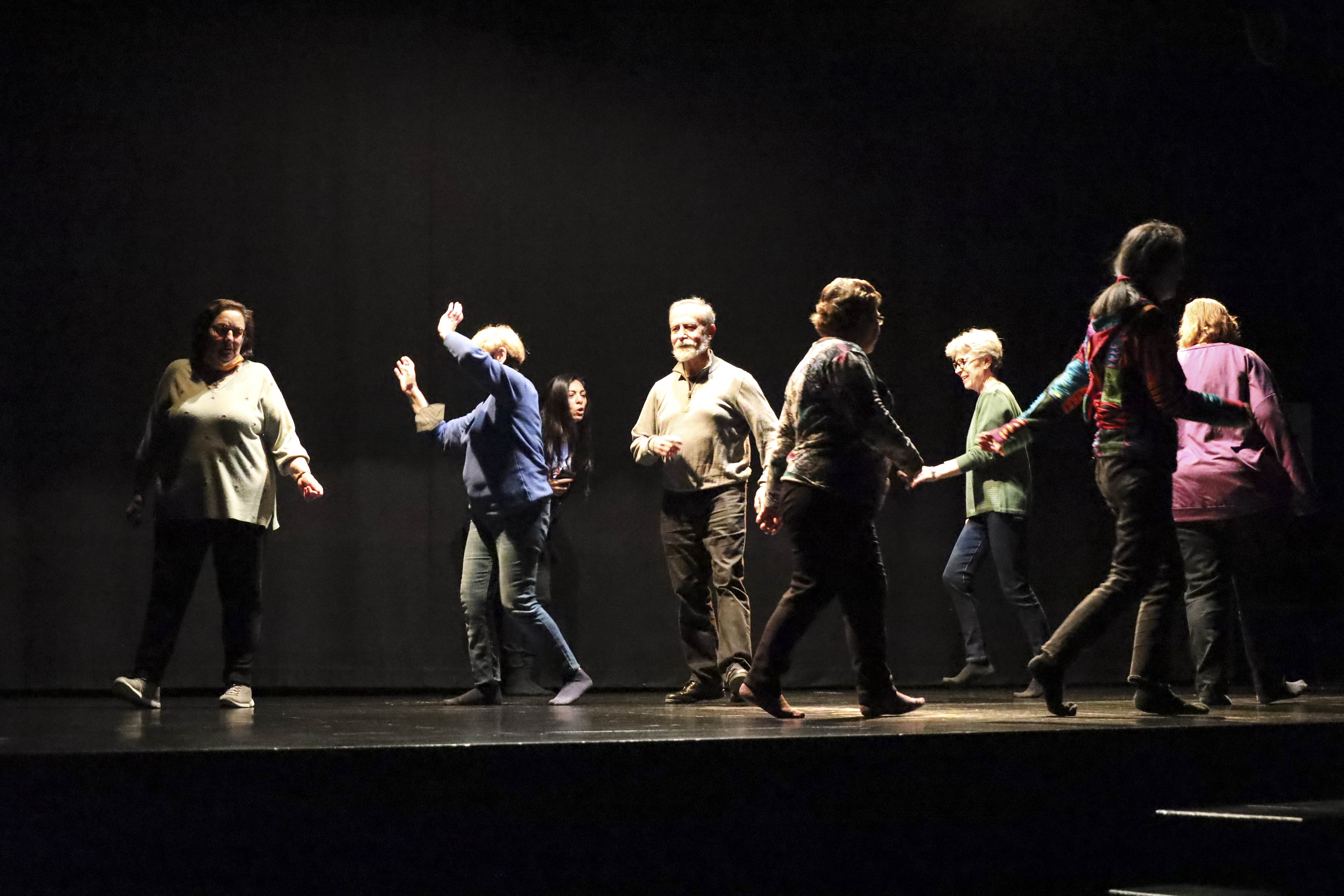 Texto Alternativo: Arranca la escuela de teatro para mayores no actores en el Centro Sociocultural Joan Miró