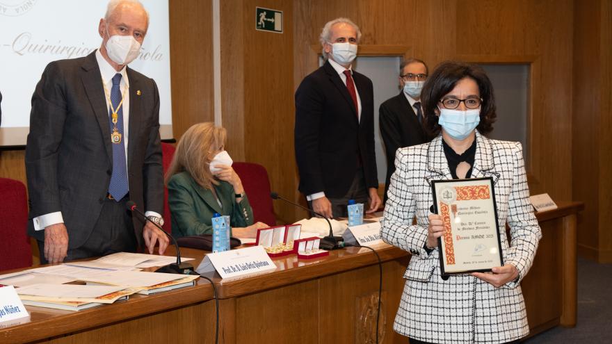 Texto Alternativo: Una especialista del Servicio de Medicina Interna del Hospital Puerta de Hierro, premiada por la Academia Médico-Quirúrgica Española
