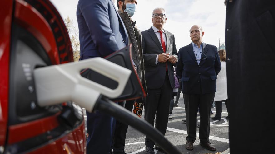 Texto Alternativo: La Comunidad de Madrid muestra el proyecto de electrolinera de Pozuelo de Alarcón a una delegación del Gobierno de Puerto Rico