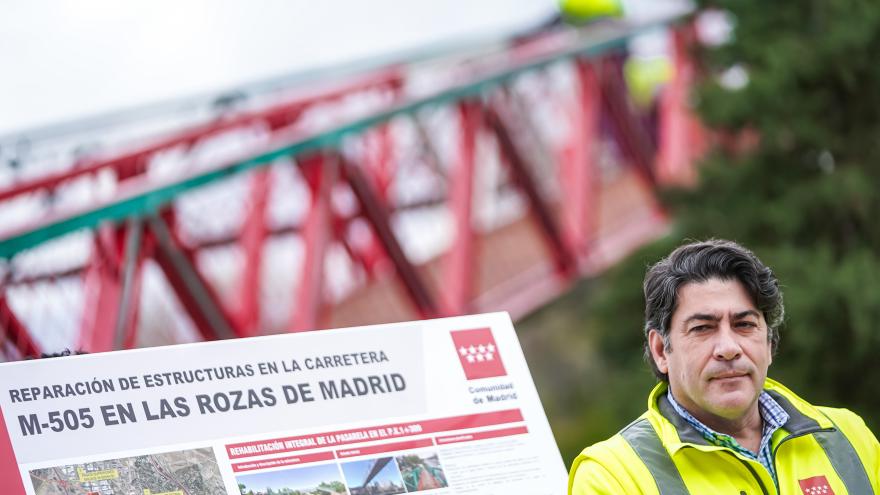 Texto Alternativo: El Gobierno regional rehabilita la pasarela peatonal que conecta norte y sur de Las Rozas de Madrid en la carretera M-505