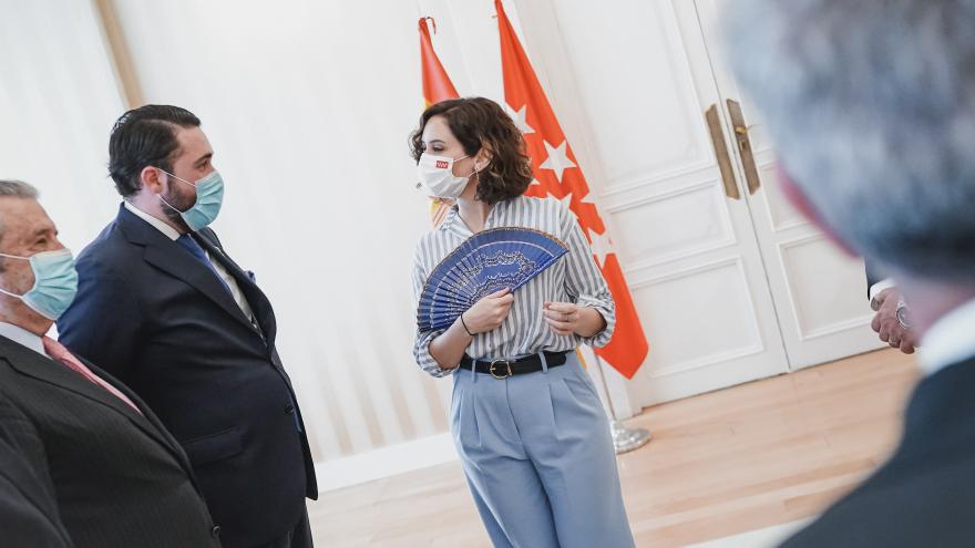 Texto Alternativo: Díaz Ayuso garantiza las mejoras necesarias en Madrid para “contrarrestar el daño” a la Historia de España en los planes de estudio del Gobierno