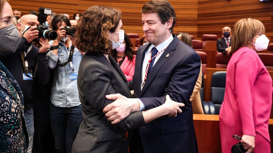 Texto Alternativo: Díaz Ayuso acompaña a Alfonso Fernández Mañueco en su toma de posesión como presidente de la Junta de Castilla y León