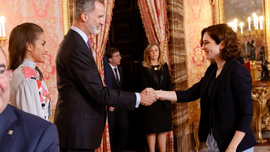 Texto Alternativo: Díaz Ayuso asiste al almuerzo organizado con motivo del Premio Cervantes 2021 y presidido por SS.MM. Los Reyes de España