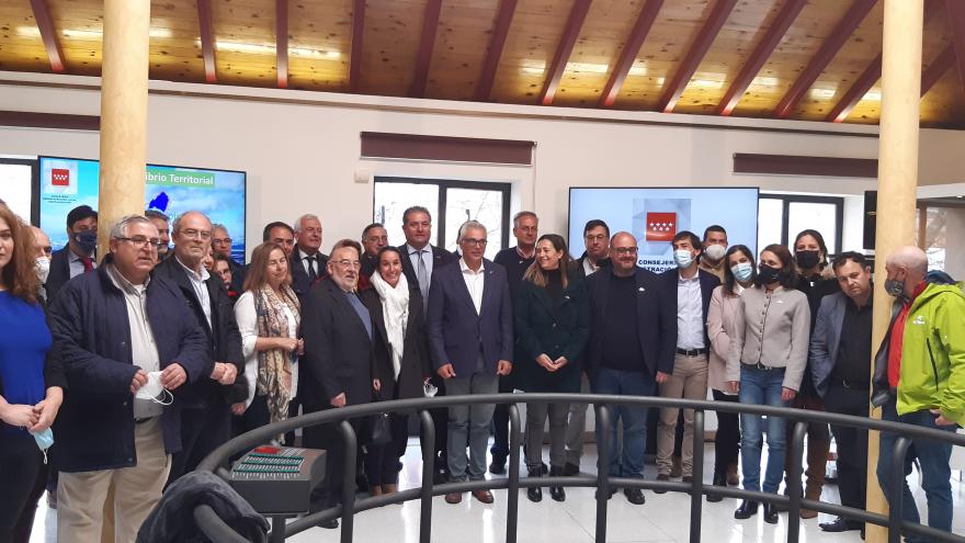 Texto Alternativo: La Comunidad de Madrid renueva el convenio con 42 municipios de la Sierra Norte para dinamizar la economía de este entorno