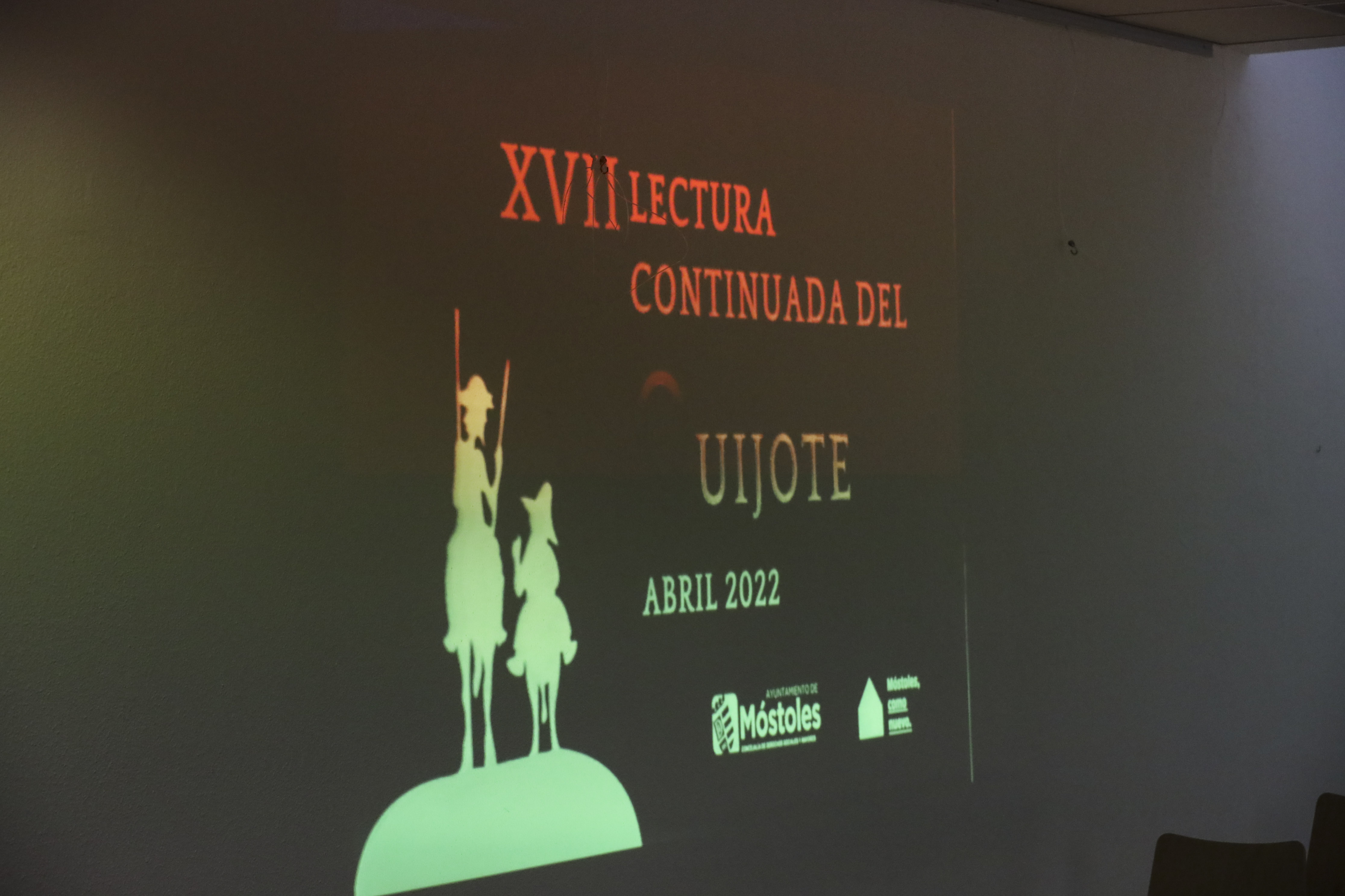 Texto Alternativo: Lectura continuada de El Quijote y rosas rojas en Móstoles por el Día del Libro