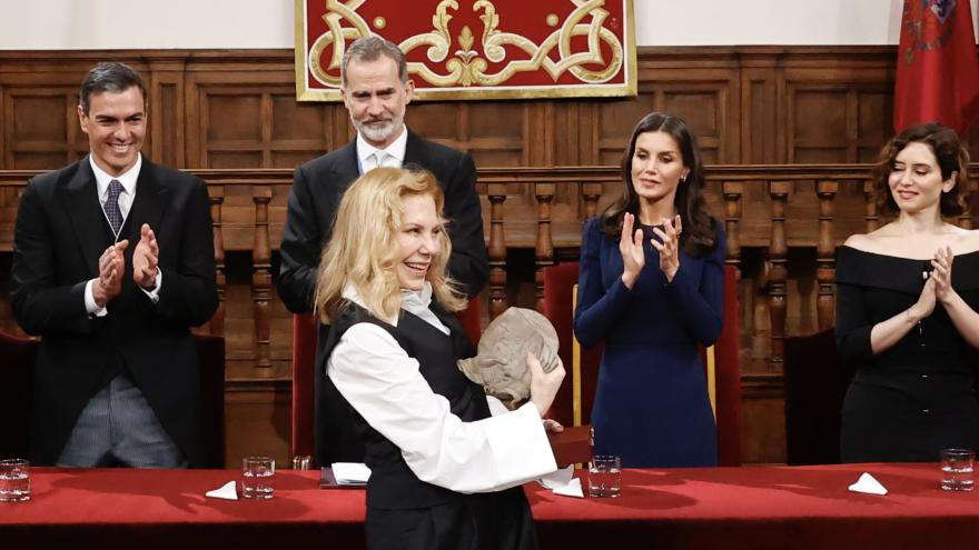 Texto Alternativo: Díaz Ayuso asiste a la entrega del Premio Cervantes a la escritora uruguaya Cristina Peri Rossi