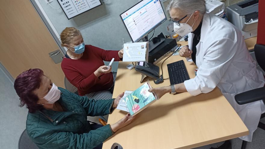 Texto Alternativo: El Centro de Salud Navas del Rey prescribe hoy recetas literarias con motivo del Día del Libro