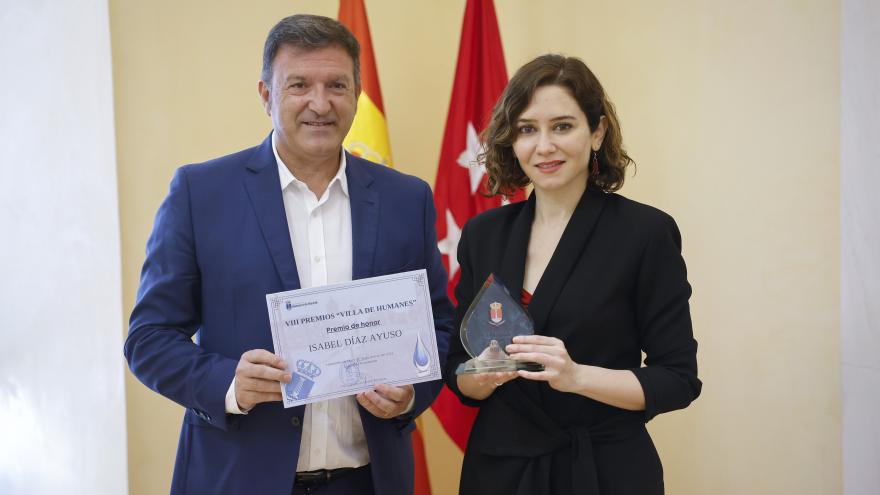 Texto Alternativo: Díaz Ayuso recibe el Premio de Honor Villa de Humanes por el apoyo a los municipios durante la pandemia