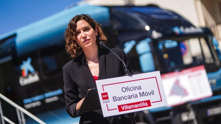 Texto Alternativo: Díaz Ayuso anuncia la extensión a 41 municipios del servicio de oficina bancaria móvil: “Luchar contra la despoblación es más que un lema que se pone de moda”