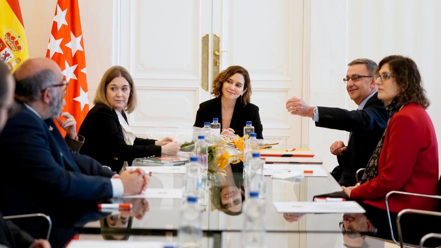 Texto Alternativo: Díaz Ayuso explora profundizar en colaboraciones de actividades culturales con Cataluña