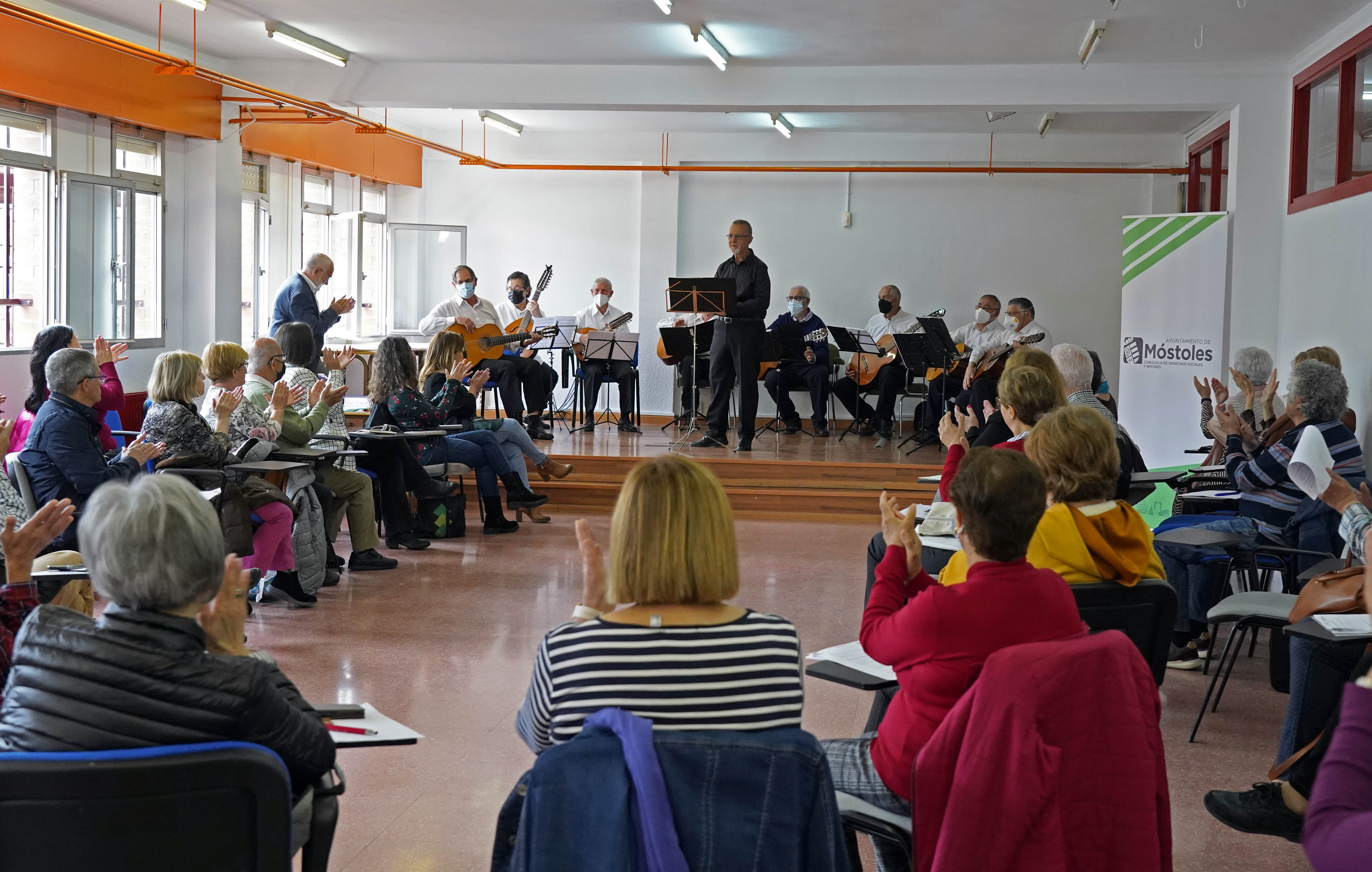 Texto Alternativo: Se clausura la 21ª edición de la Escuela de Abuelas y Abuelos con la entrega de diplomas a los participantes
