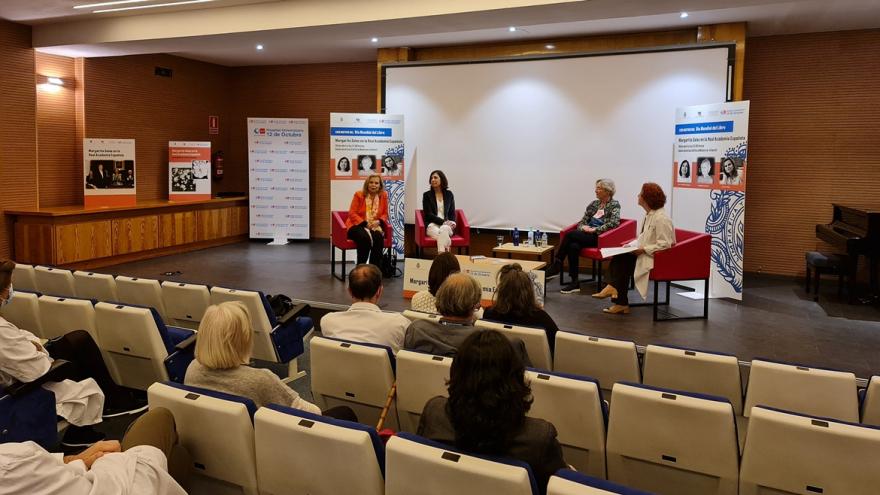 Texto Alternativo: El Hospital 12 de Octubre reúne a tres miembros de la Real Academia Española para recordar el papel de Margarita Salas en la institución