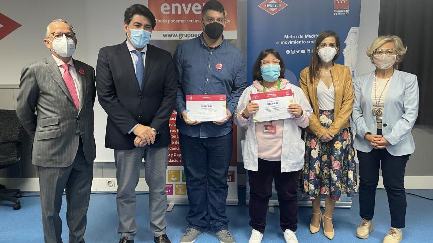 Texto Alternativo: La Comunidad de Madrid entrega los primeros diplomas a dos personas con discapacidad intelectual que han acabado sus prácticas en Metro