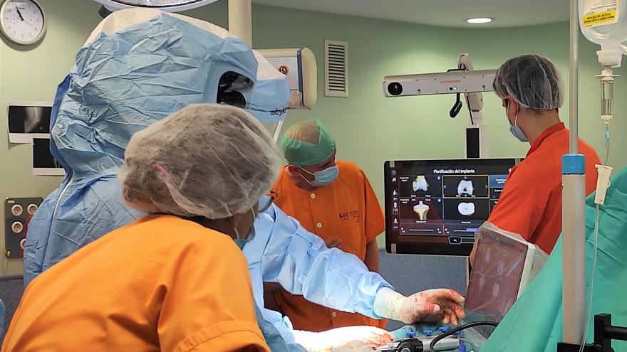 Texto Alternativo: El Hospital Universitario de Fuenlabrada incorpora un innovador sistema de cirugía robótica para la implantación de prótesis de rodilla