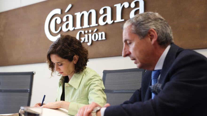 Texto Alternativo: Díaz Ayuso se reúne con empresarios asturianos en la Cámara de Comercio de Gijón