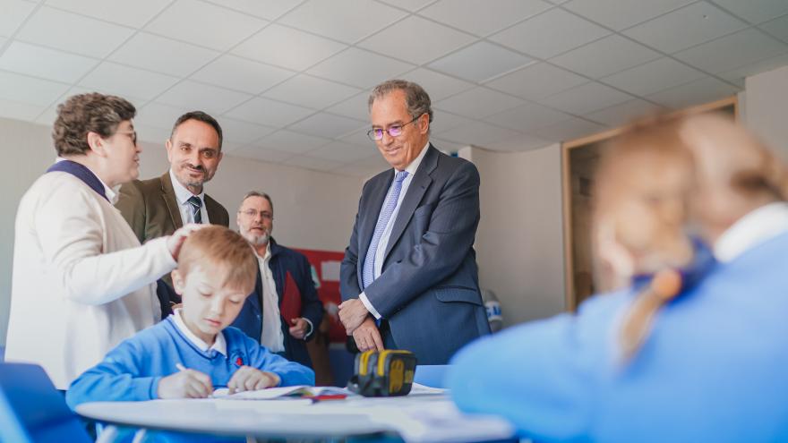 Texto Alternativo: La Comunidad de Madrid crea 50 nuevas aulas de enlace para ayudar a la inserción de los alumnos refugiados de Ucrania