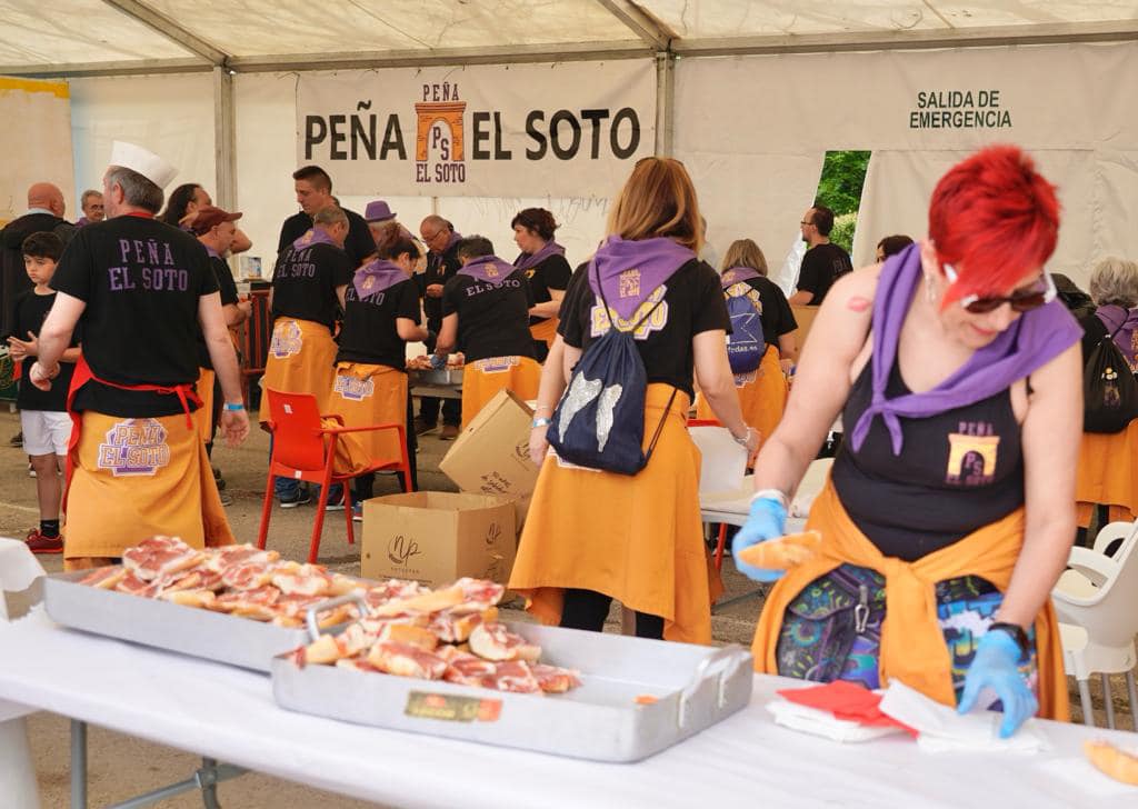 Texto Alternativo: Aperitivo de pan tumaca y sangría con la Peña El Soto