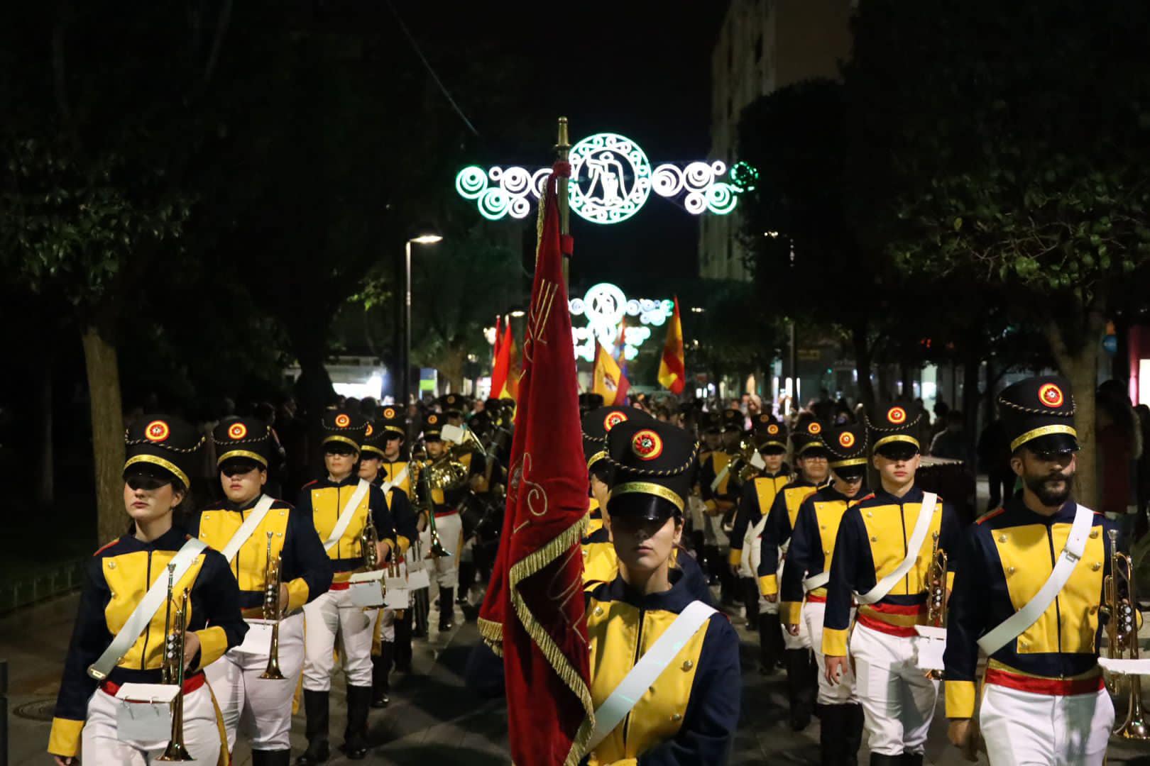 Texto Alternativo: El Desfile de Farolillos ilumina las calles céntricas del municipio