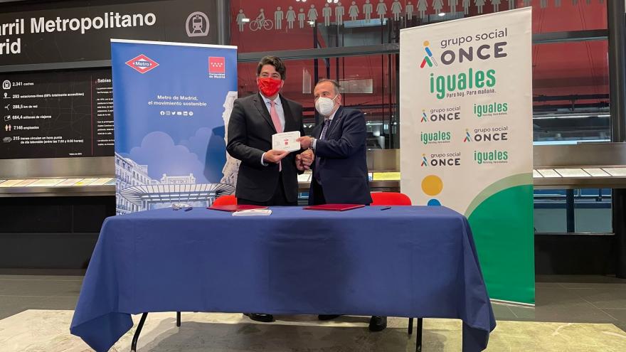 Texto Alternativo: La Comunidad de Madrid la Comunidad presenta la primera Guía en braille de la red de Metro