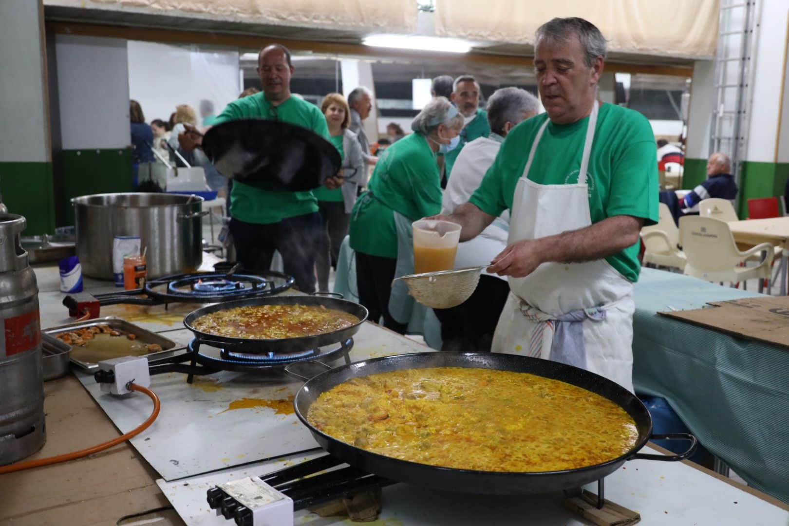 Texto Alternativo: La Asociación de Vecinos Pinar de Móstoles organizó su tradicional paella
