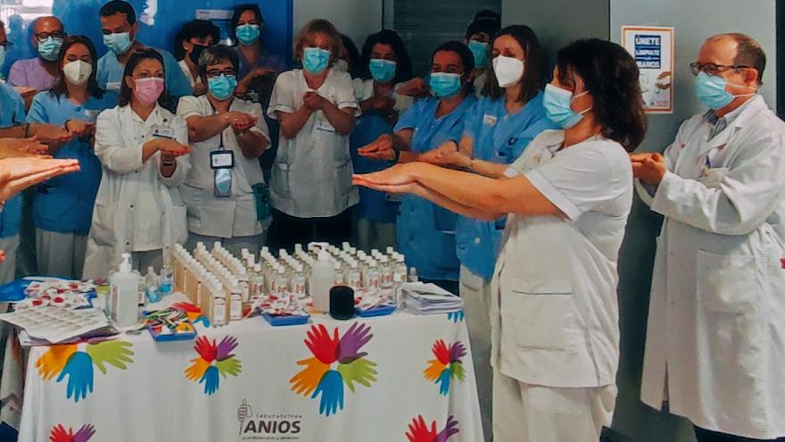 Texto Alternativo: El Hospital de La Princesa conmemora el Día Mundial de la Higiene de Manos con una demostración colectiva de sus profesionales