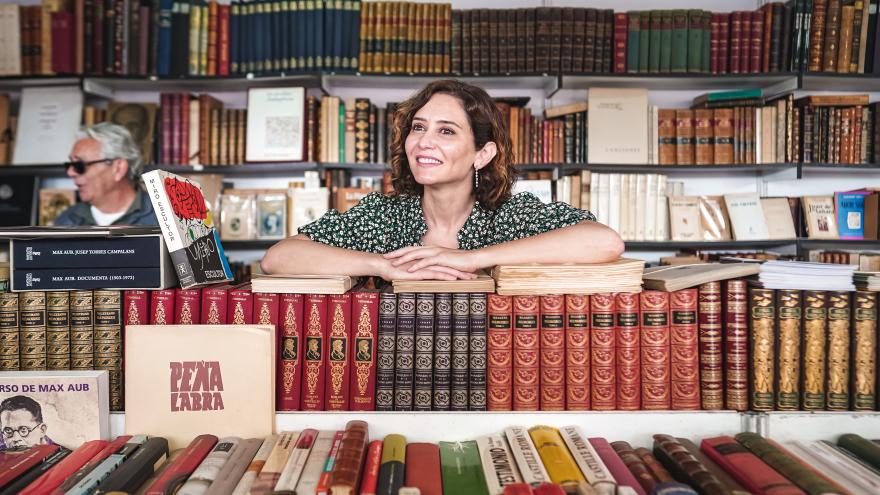 Texto Alternativo: Díaz Ayuso muestra su apoyo a los libreros de la 44ª Feria del Libro antiguo de Madrid