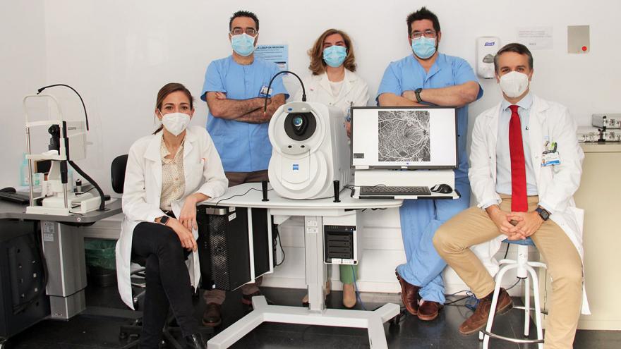 Texto Alternativo: Un escáner permite al Hospital Clínico detectar anomalías y enfermedades oculares inadvertidas en exploraciones rutinarias