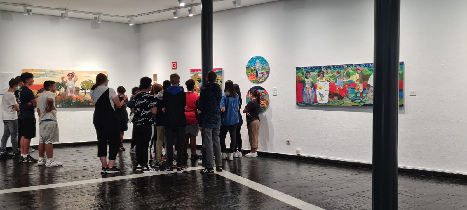 Texto Alternativo: Alumnos del IES Clara Campoamor hacen una visita-taller a la exposición de pintura Desde el columpio, de María Balibrea Melero