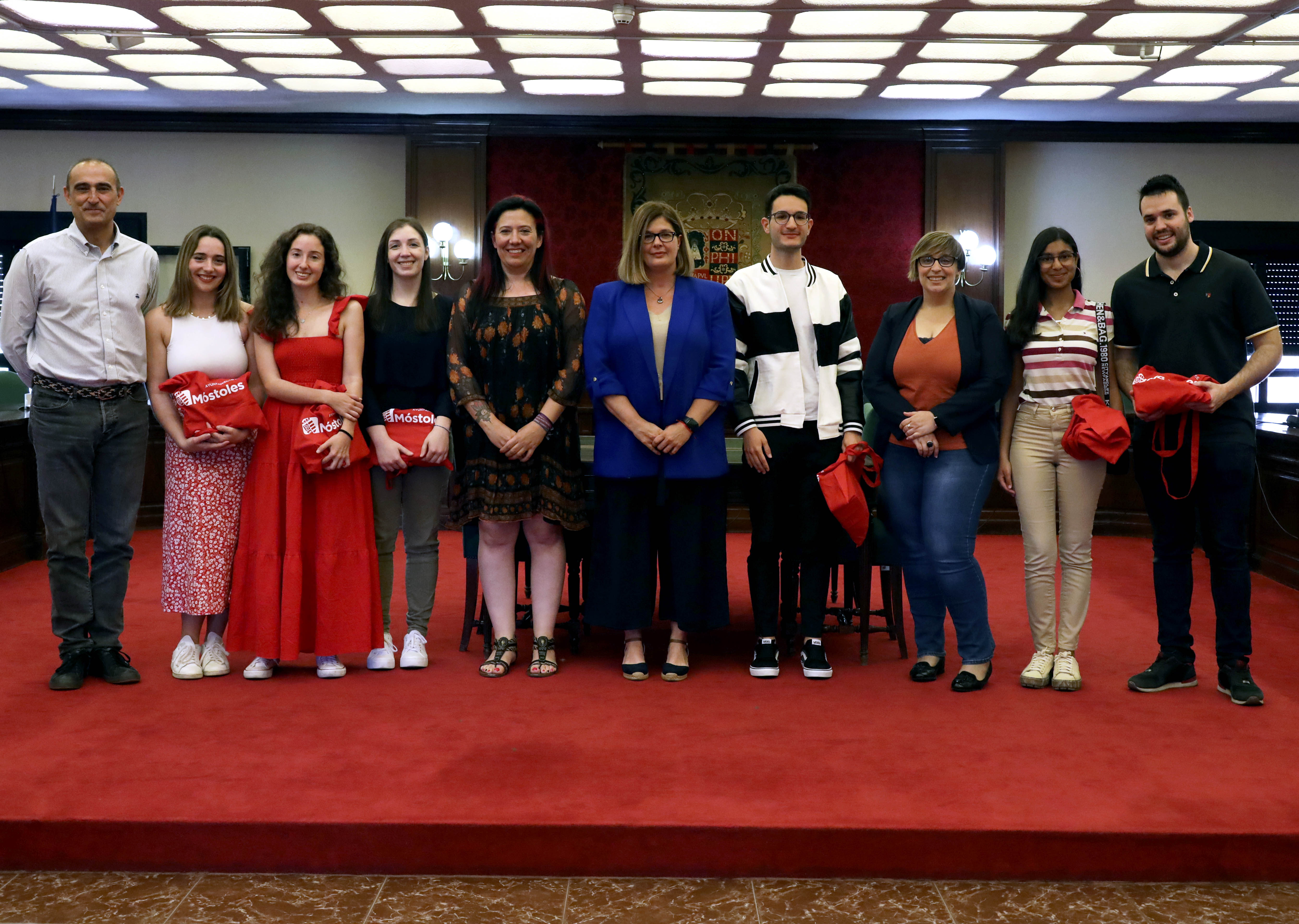 Texto Alternativo: La Alcaldesa de Móstoles recibe a algunos de los emprendedores que han participado en el programa Explorer URJC