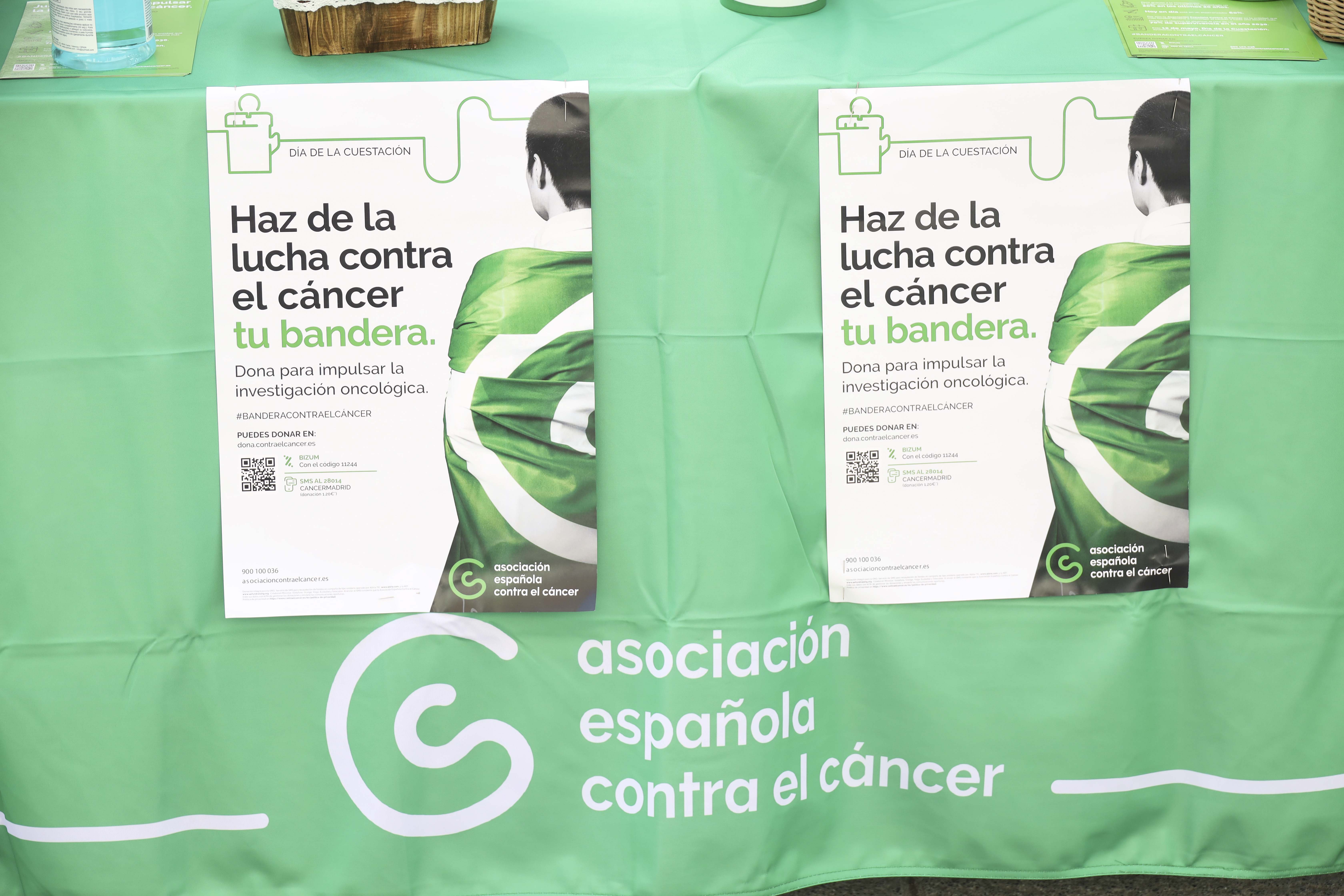 Texto Alternativo: La tradicional mesa de cuestación de la AECC vuelve a la Plaza del Pradillo de Móstoles
