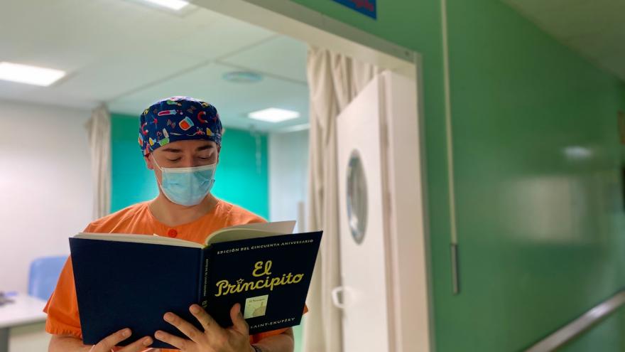 Texto Alternativo: El Hospital de Móstoles celebra el Día del Libro