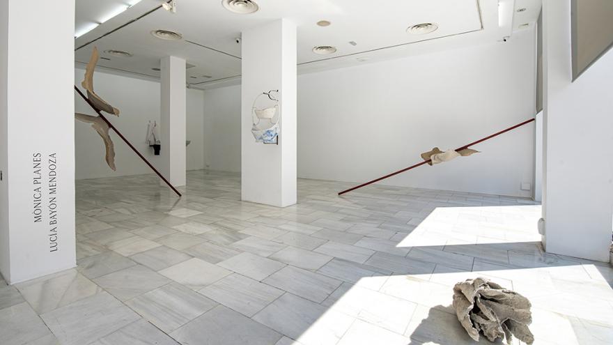 Texto Alternativo: La Comunidad de Madrid el Gobierno de la Comunidad de Madrid presenta la exposición Raíces por defecto como muestra de apoyo al arte emergente