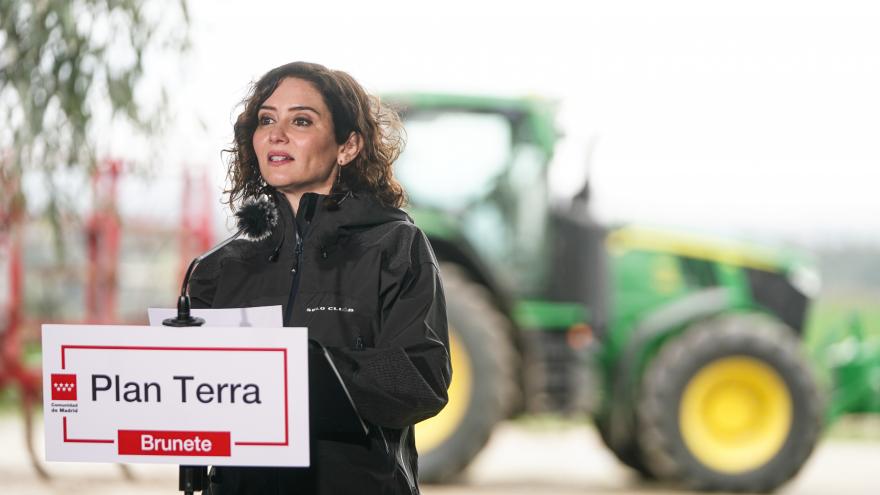 Texto Alternativo: Díaz Ayuso denuncia que el Gobierno ha dejado sin reducciones fiscales por Filomena al campo madrileño y que el Plan Hidrológico del Tajo pretende reducir el agua a la región