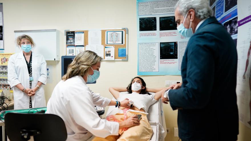 Texto Alternativo: La Comunidad de Madrid culmina la implantación de la ecografía en los centros de salud, que disponen de 450 aparatos diagnósticos, fijos de consola y ultra portátiles