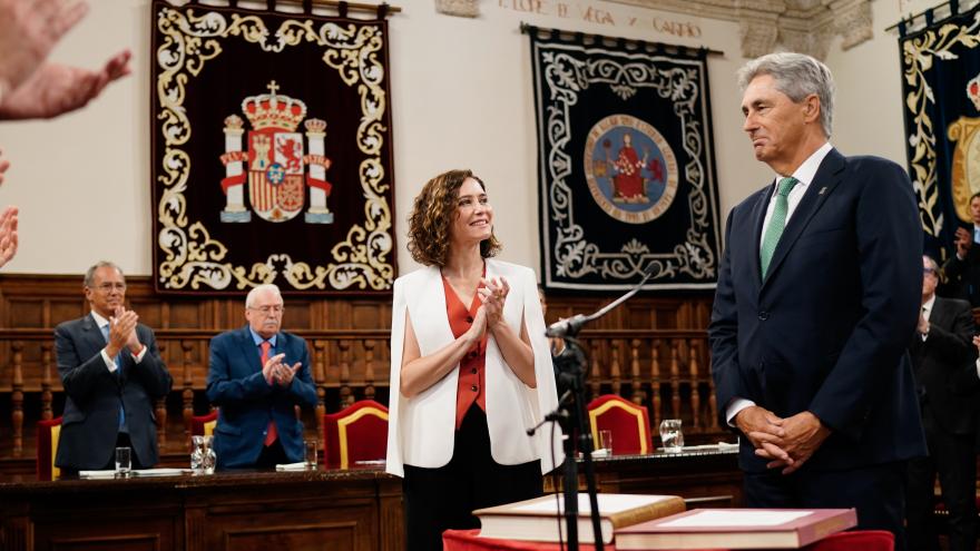 Texto Alternativo: Díaz Ayuso reivindica la libertad académica en la toma de posesión del rector de la Universidad de Alcalá