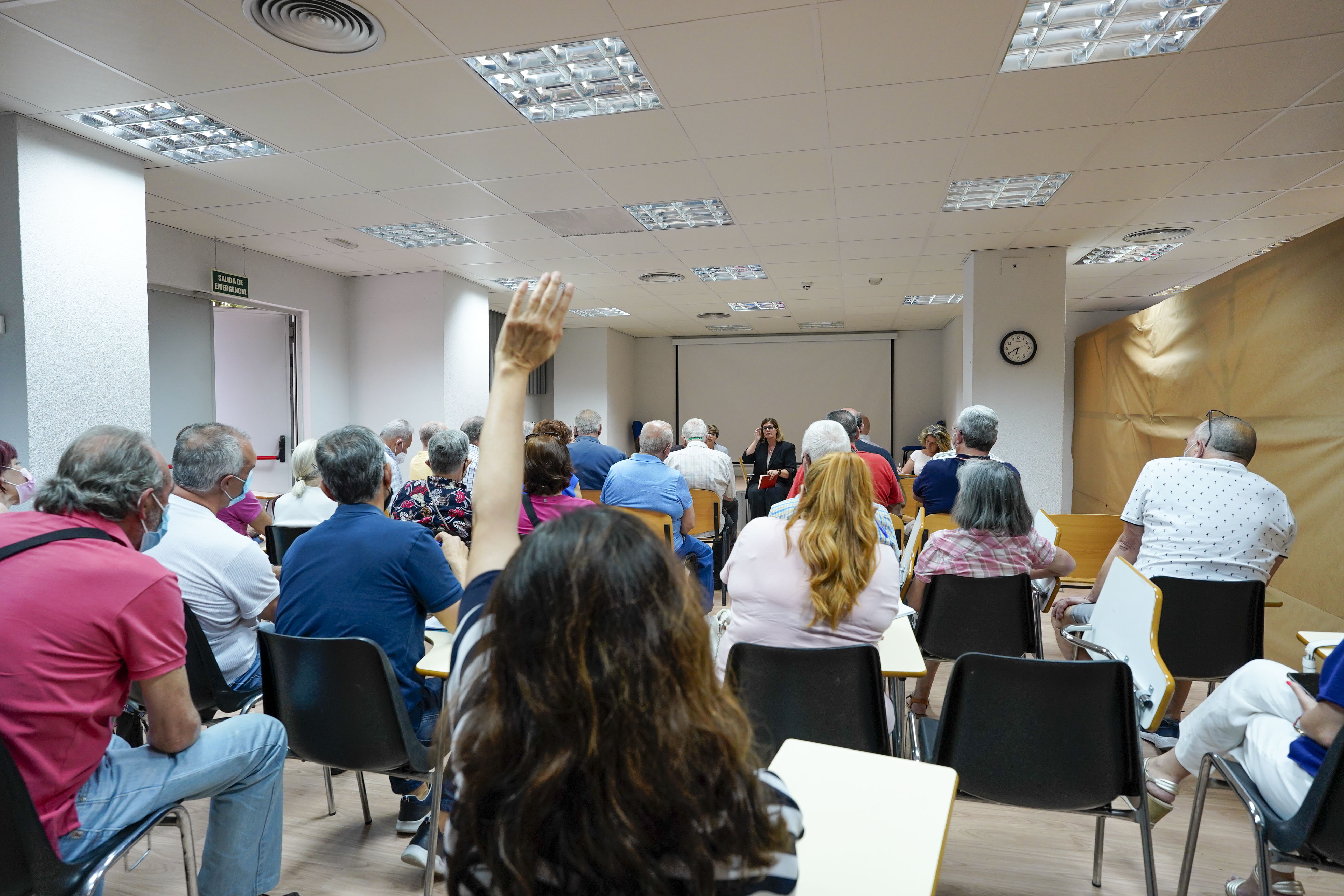 Texto Alternativo: Noelia Posse se reúne con vecinos en una nueva Asamblea abierta