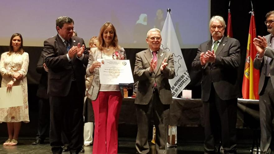 Texto Alternativo: La directora general de Trabajo recibe la Medalla de Oro al Mérito Profesional del CGRICT