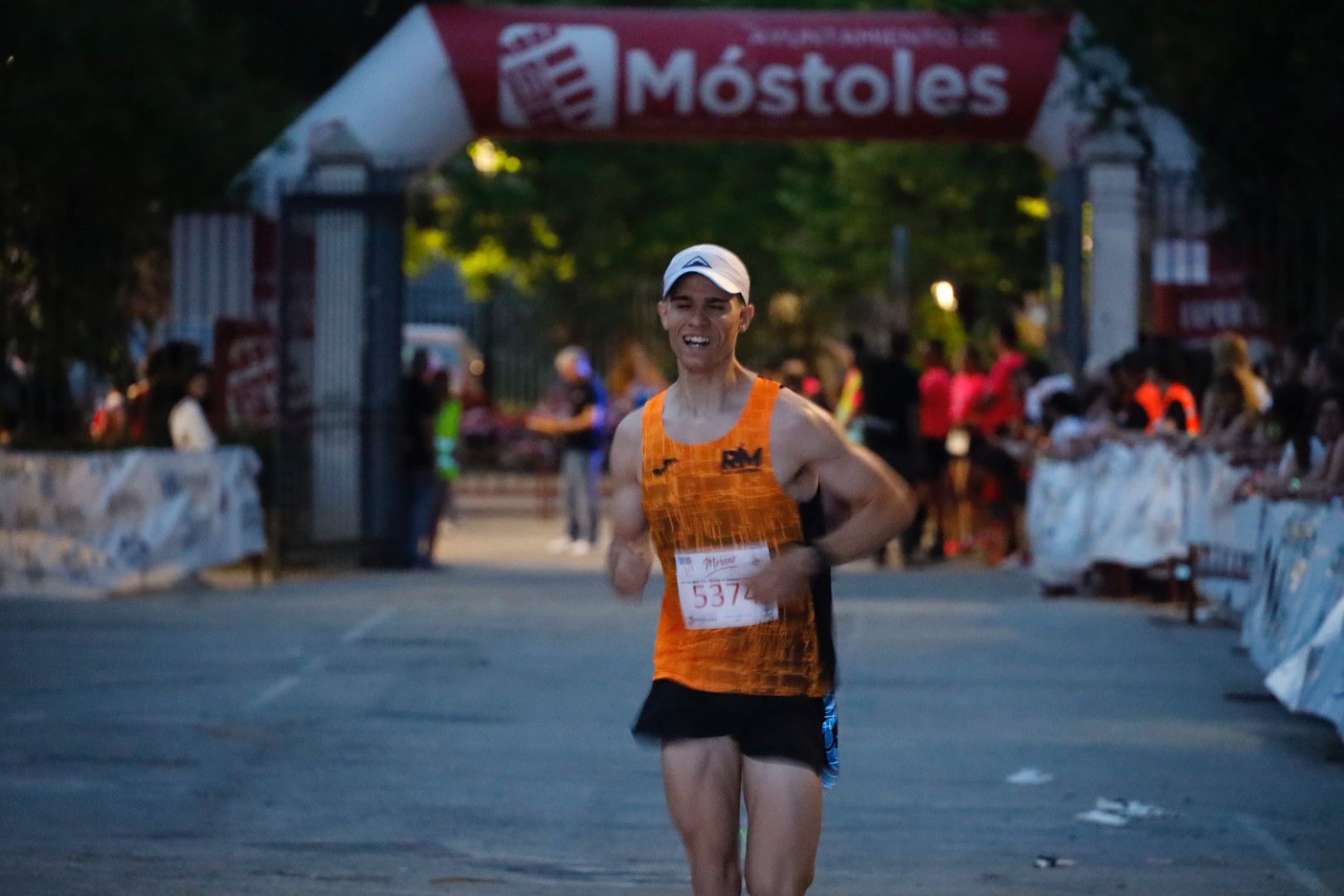 Texto Alternativo: Más de 1.000 corredores participan en la carrera Ilumina Móstoles, tras dos años de suspensión por la pandemia