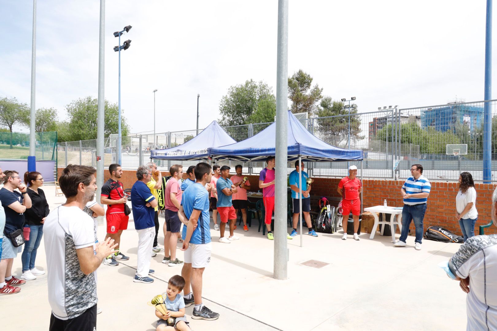 Texto Alternativo: Éxito de público y participación en el XXIV trofeo Ciudad de Móstoles de frontenis, celebrado este fin de semana en el Polideportivo Andrés Torrejón