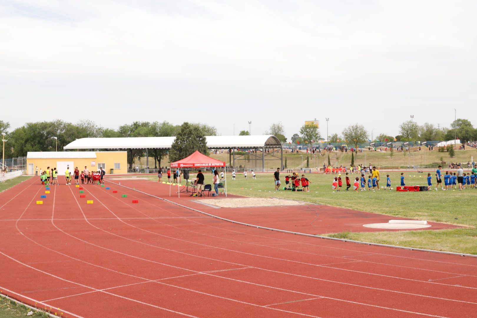 Texto Alternativo: Nueva jornada municipal de Multideporte en el polideportivo Andrés Torrejón