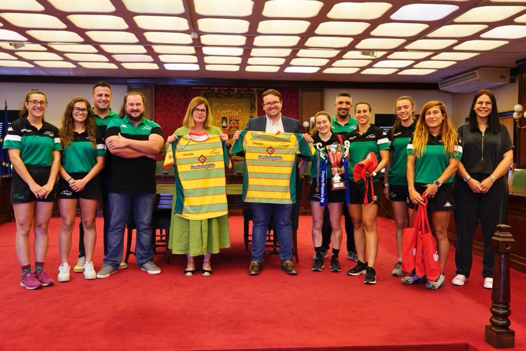 Texto Alternativo: La Alcaldesa de Móstoles recibe a Las Jabatas por su ascenso a la competición más importante de Rugby 7 de España