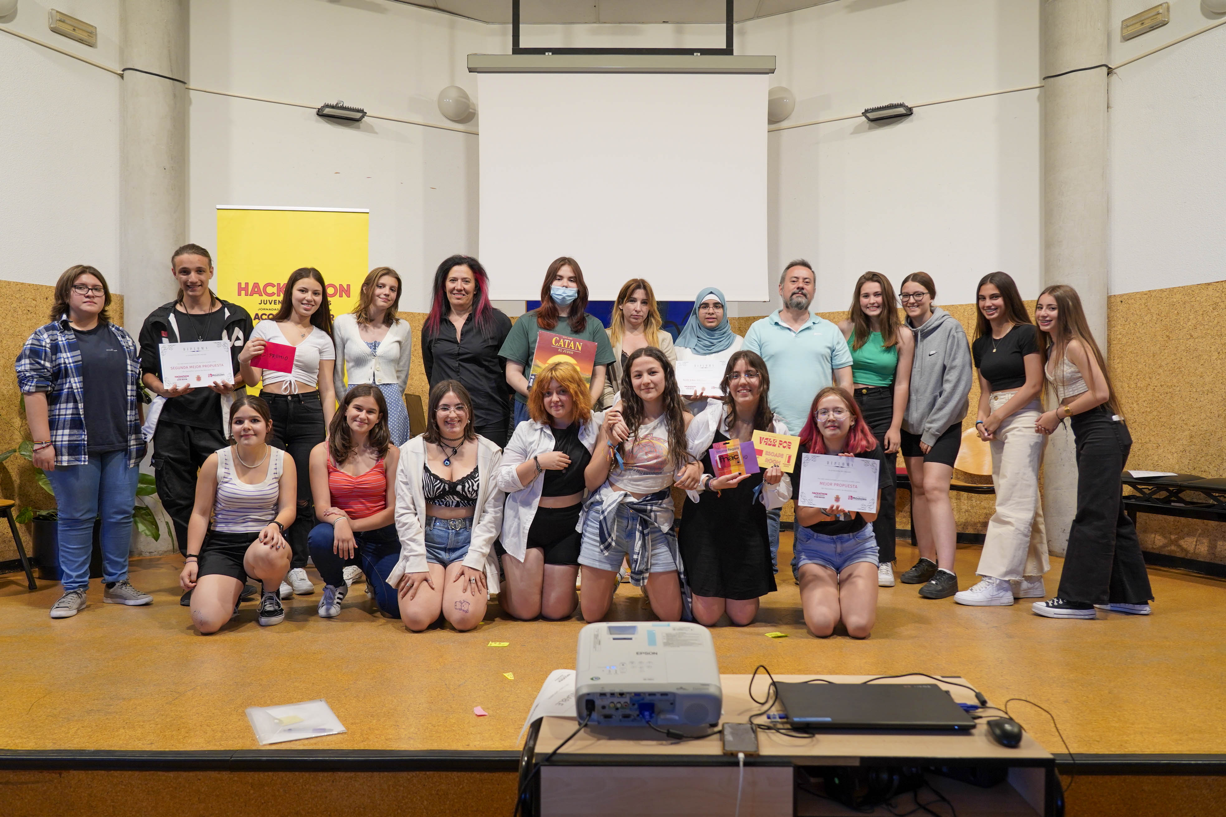 Texto Alternativo: El I.R.I Project del IES Manuel de Falla gana el II Hackathon de Móstoles