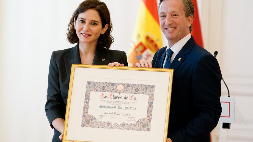 Texto Alternativo: Díaz Ayuso, reconocida por su gestión para la reactivación del turismo por la Asociación Nacional de Conserjes de Hotel